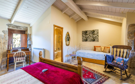 Todas las habitaciones tienen baño